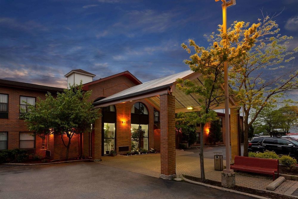Howard Johnson by Wyndham Waukegan Great Lakes 1