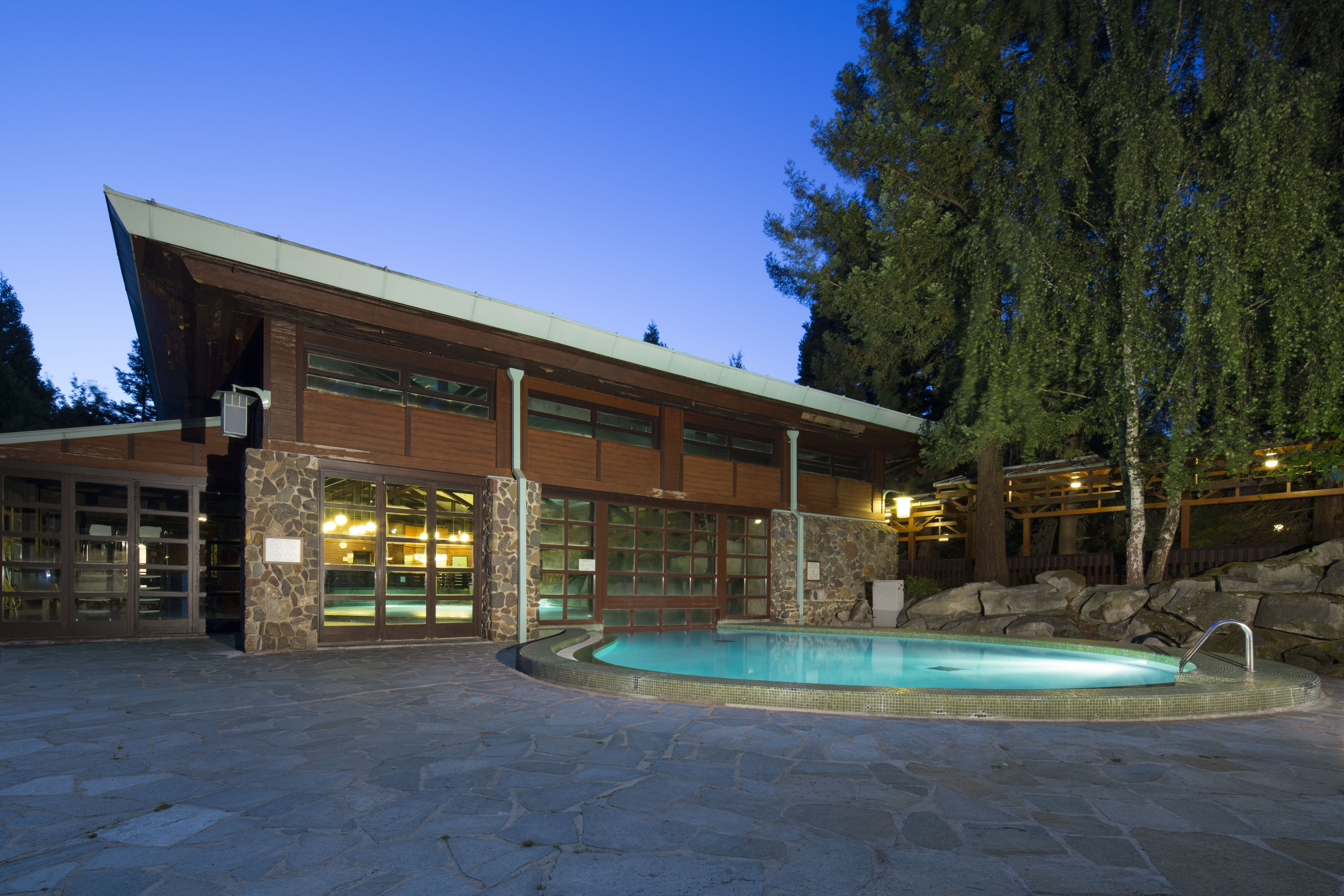 Disney Sequoia Lodge + Tickets 2