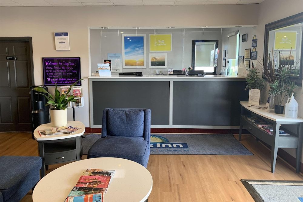 Days Inn by Wyndham Louisville Airport Fair and Expo Center 2