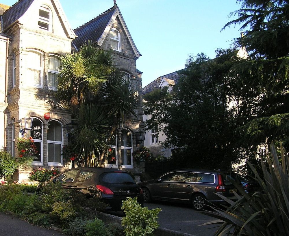 TOWNHOUSE ROOMS 1