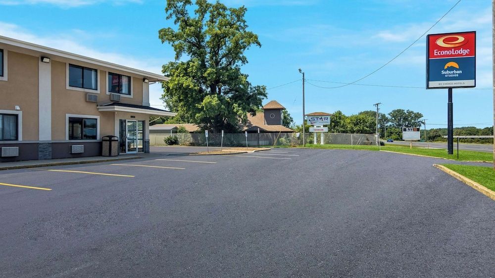 Econo Lodge Portage 1