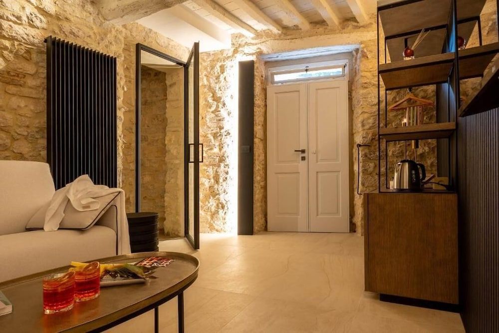 Forma Your Boutique Suite 2