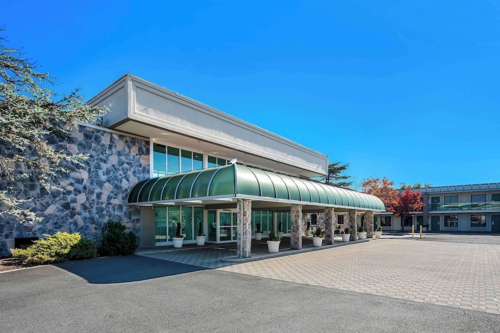 Brandywine Valley Inn SureStay Plus by Best Western 1