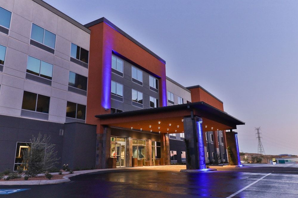 Holiday Inn Express & Suites HENDERSON SOUTH - BOULDER CITY by IHG 1