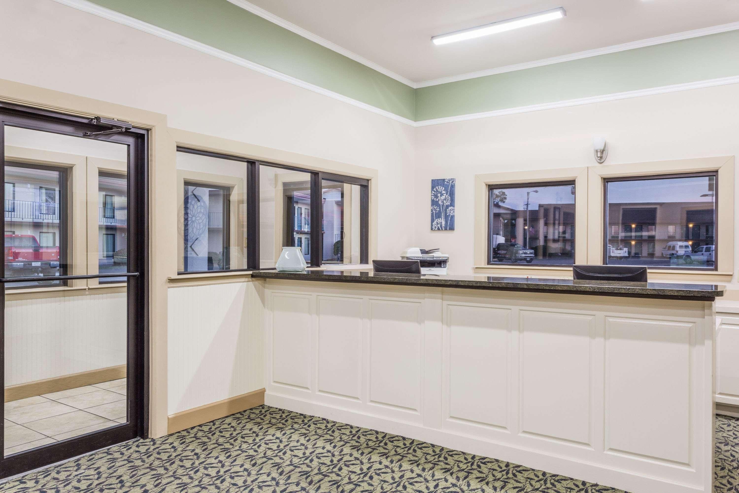 Super 8 by Wyndham Adel 1