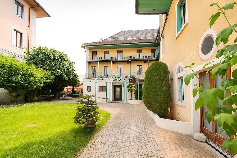 Logis Hôtel de Genève et Restaurant , Faverges-Seythenex 1