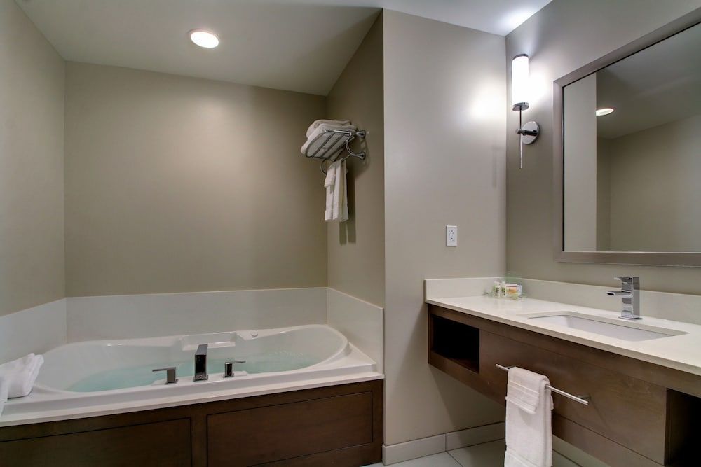 Holiday Inn & Suites PEORIA AT GRAND PRAIRIE by IHG 2