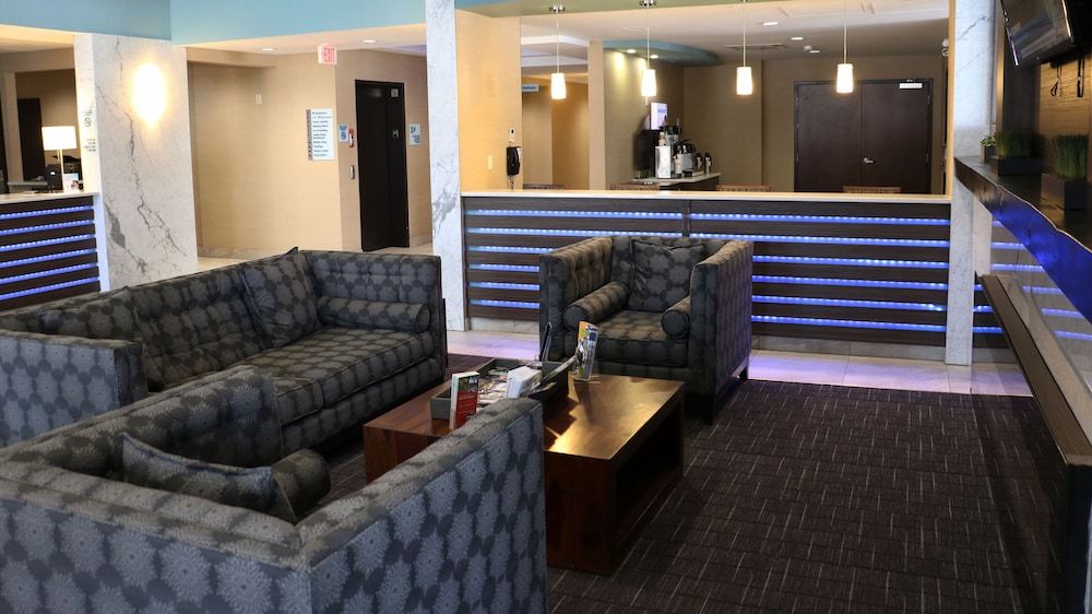 Holiday Inn Express GOLDEN-KICKING HORSE by IHG 2