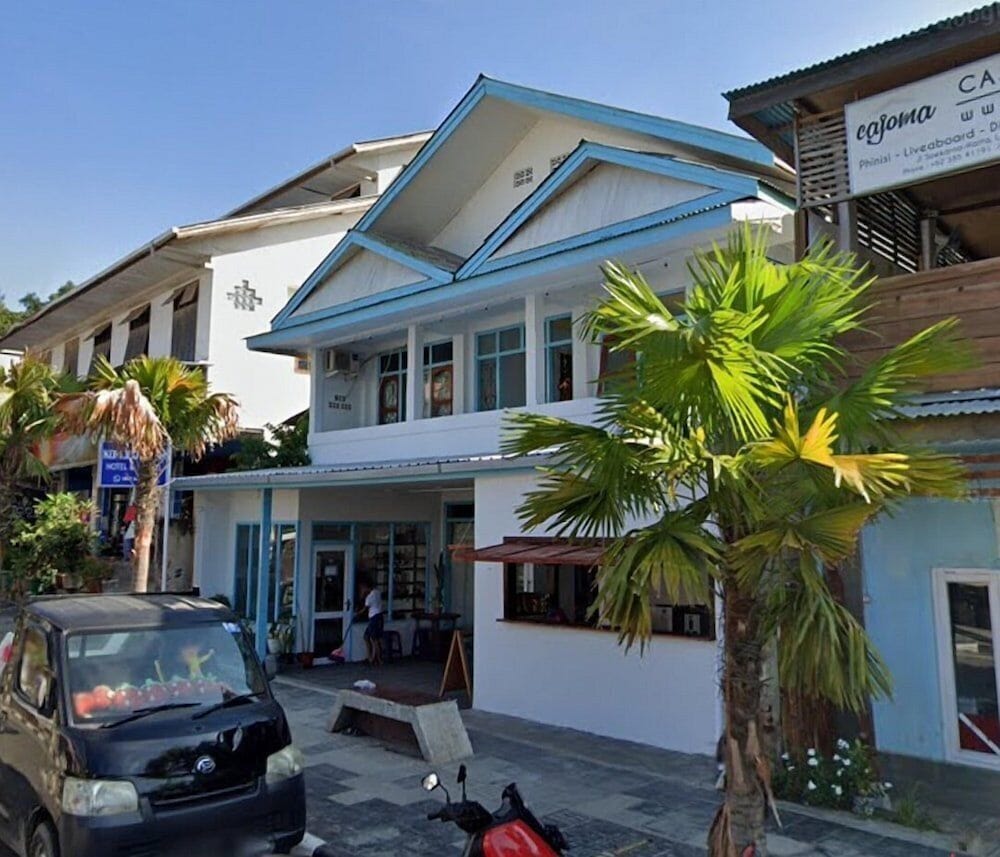 Komodo Indah Hotel and Hostel 1