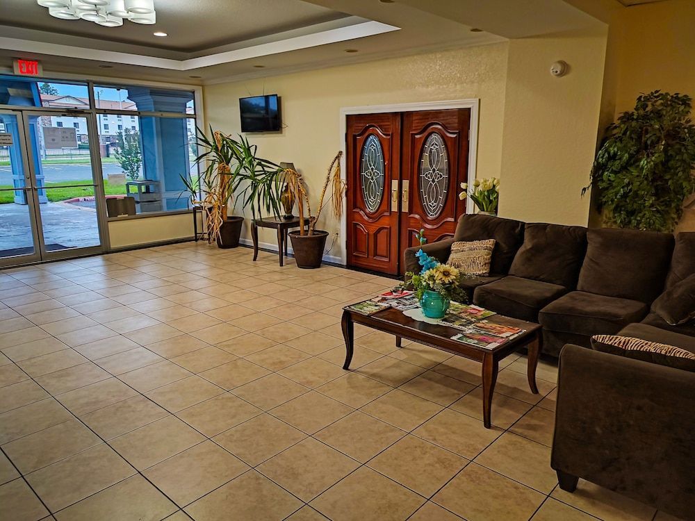 Clover Inn & Suites 2