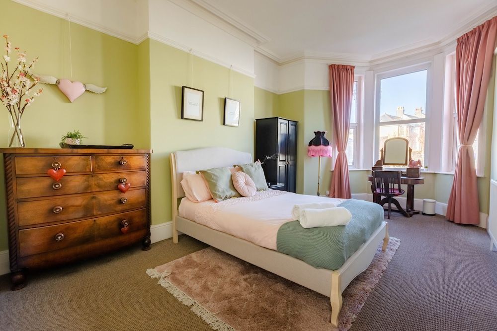 5-bed House With Distant sea Views in Plymouth 1