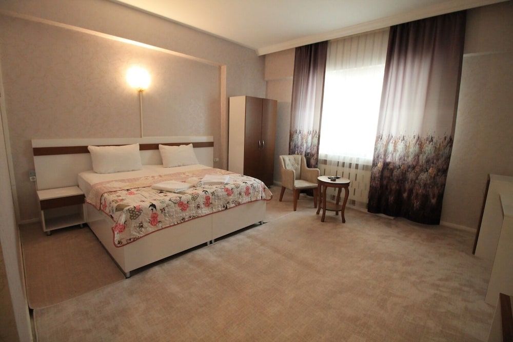 Gold Suite 1