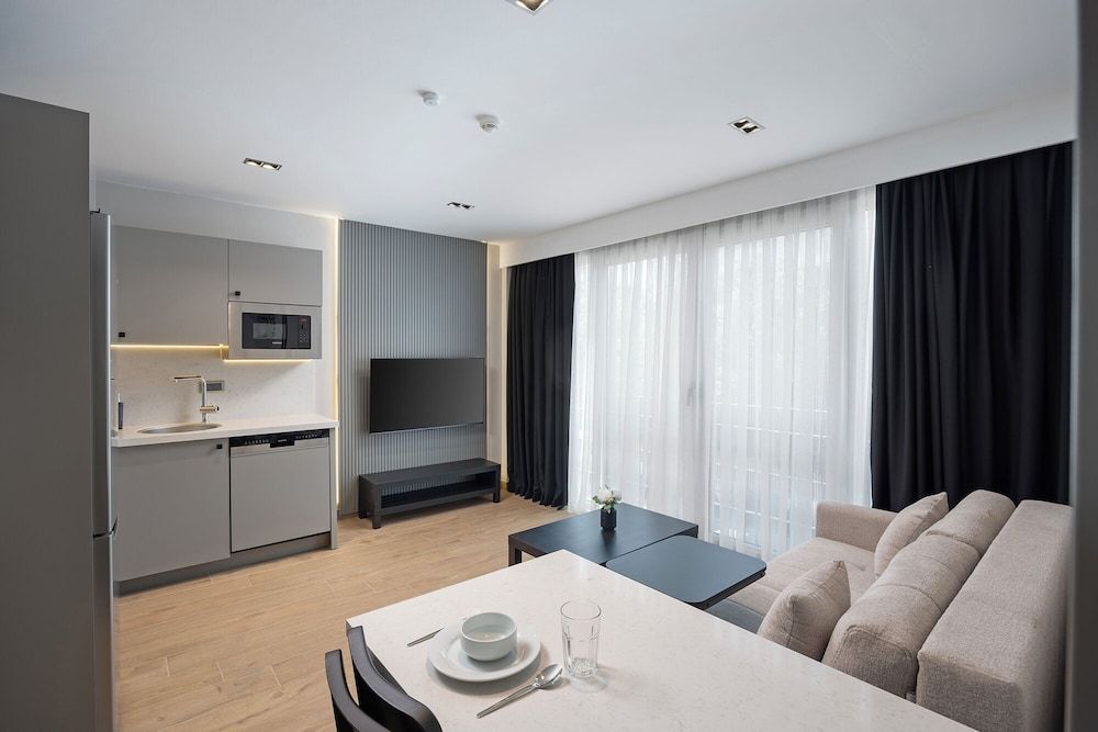 Mel House Lara 1