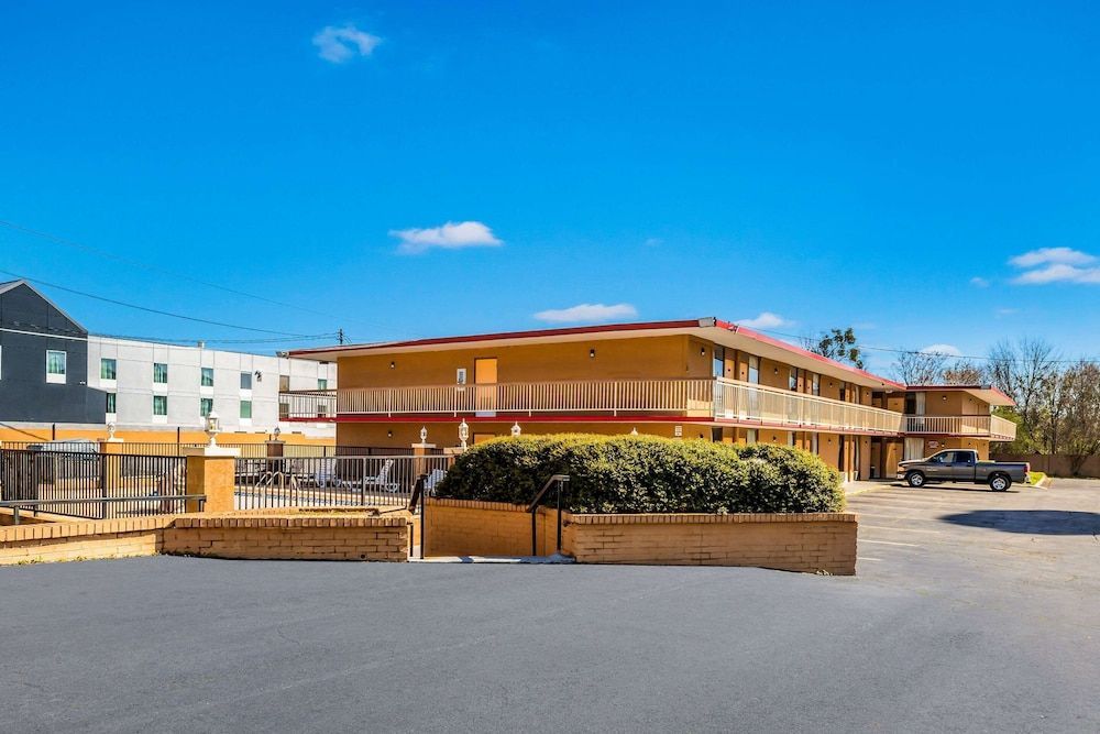 Econo Lodge Inn & Suites Macon West 1