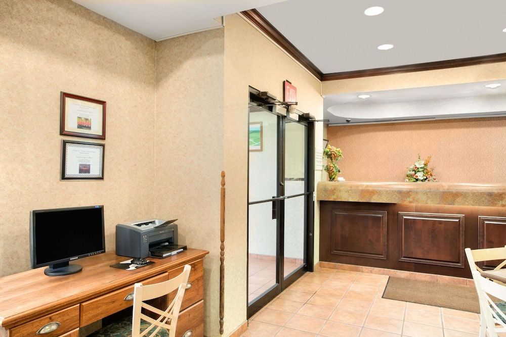Super 8 by Wyndham Grayville 2