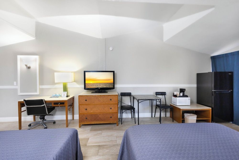 Warm Mineral Springs Motel 2