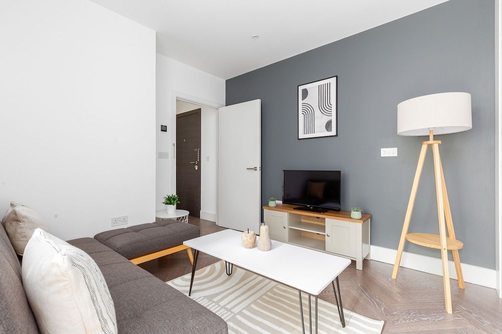 Luminous 2 Bed Balcony Flat in Islington 1