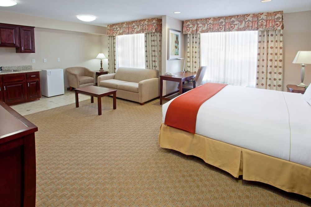 Holiday Inn Express & Suites COLLEGE STATION by IHG 2
