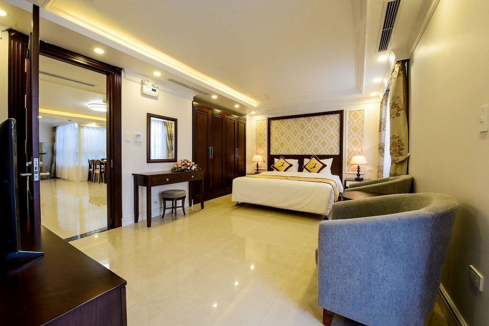 THE SHINE HOTEL 2