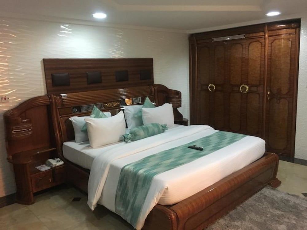 Cynergy Suites Royale 1