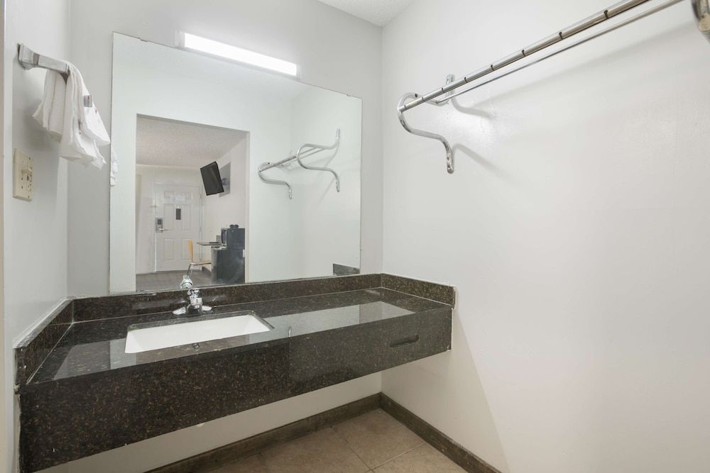 Americas Best Value Inn Stockbridge 1