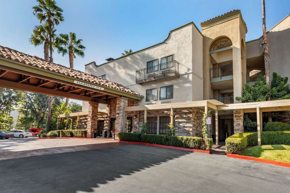 Comfort Inn & Suites Orange County John Wayne Airport 1