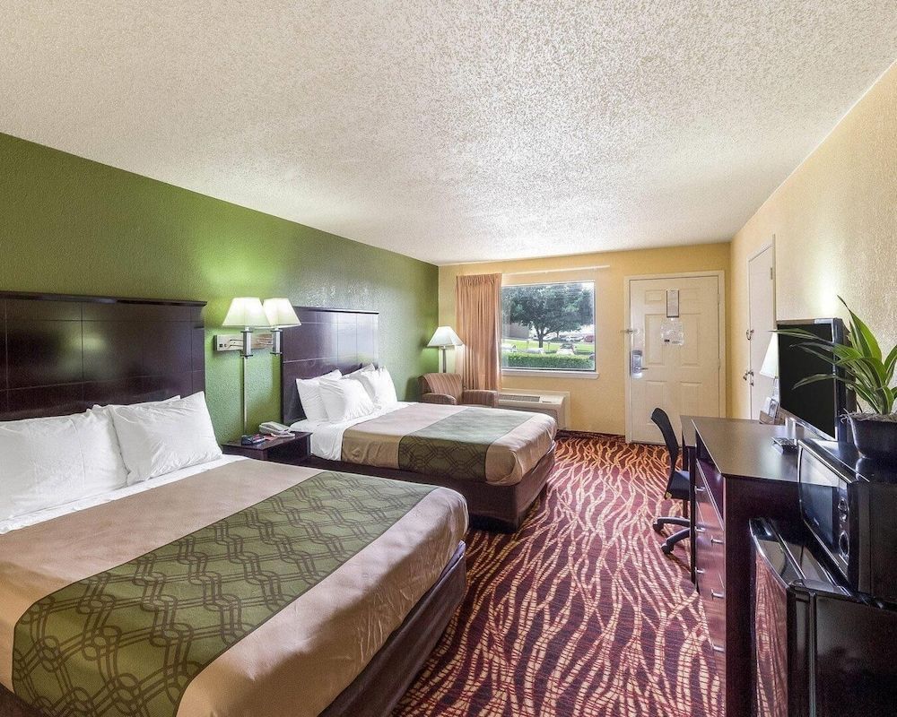 Econo Lodge Inn & Suites San Antonio near Frost Bank Center 1