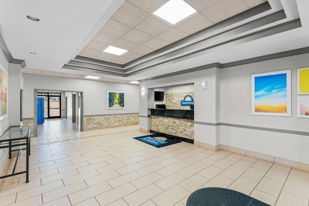 Days Inn & Suites by Wyndham Cedar Rapids 2