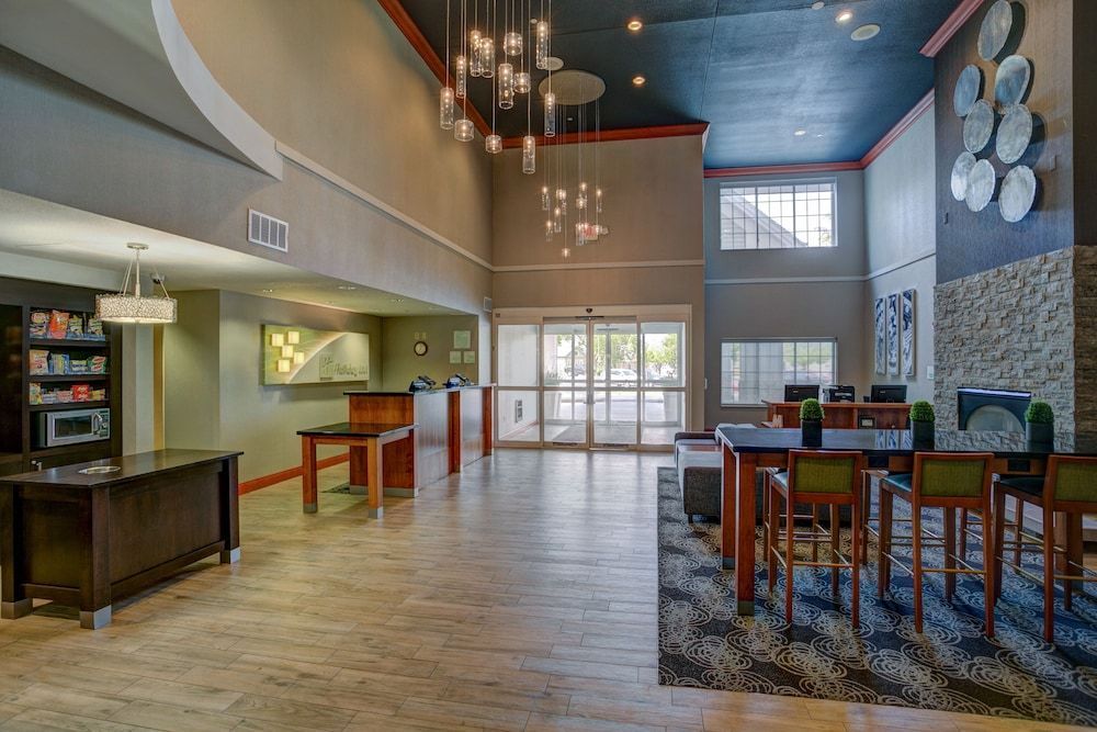 Holiday Inn & Suites MILWAUKEE AIRPORT by IHG 2