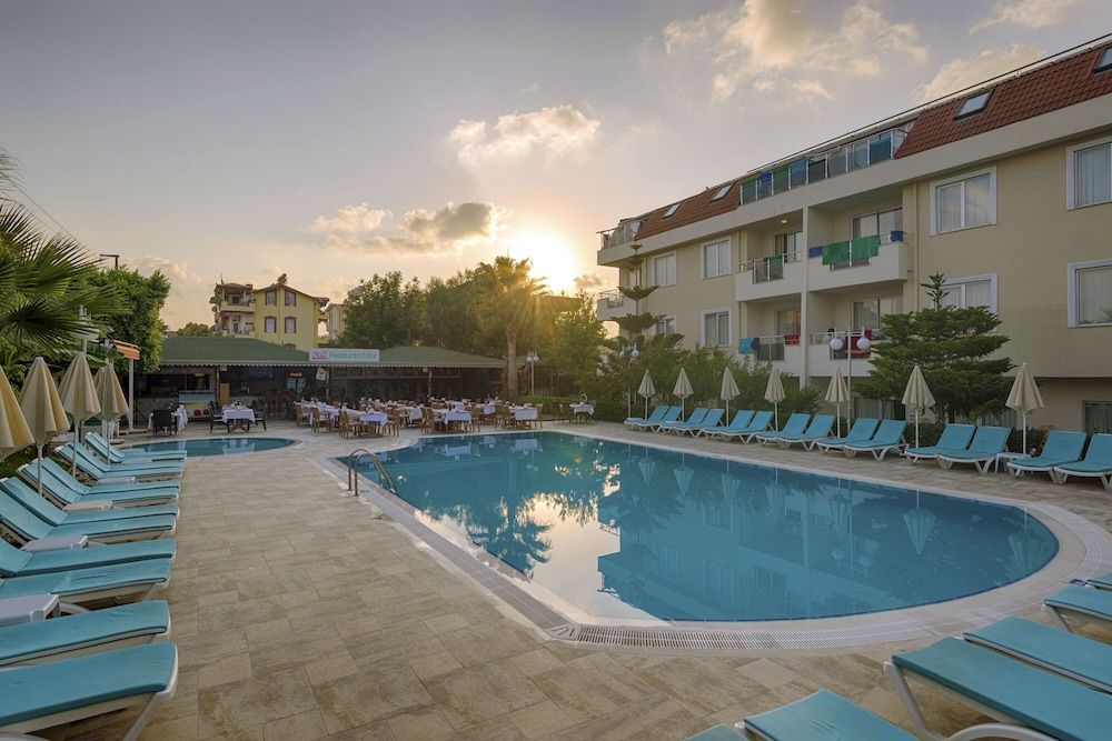 Risus Hotel Side 1