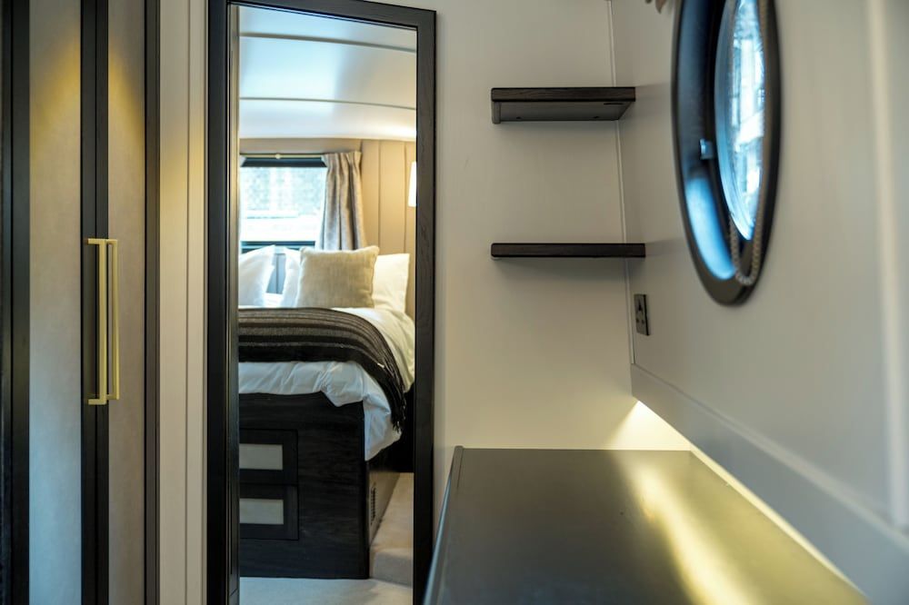 Elegant houseboat near Canary Wharf 2