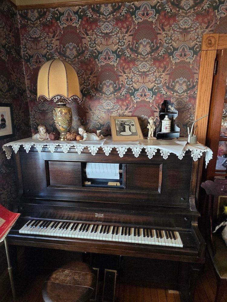 The Queen, A Victorian Bed & Breakfast 2