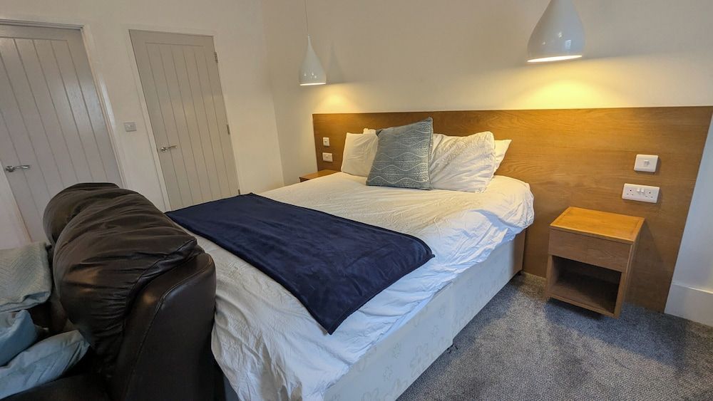 Captivating 1-Bed apartment Merthyr Tydfil - 2