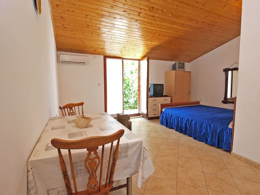 Apartment 909 1