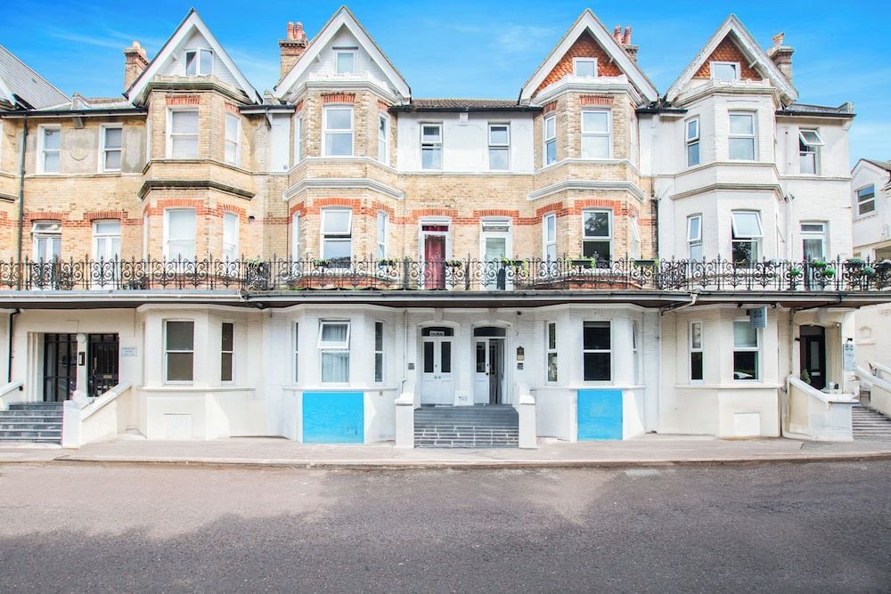 OYO The Lodge Bournemouth 1
