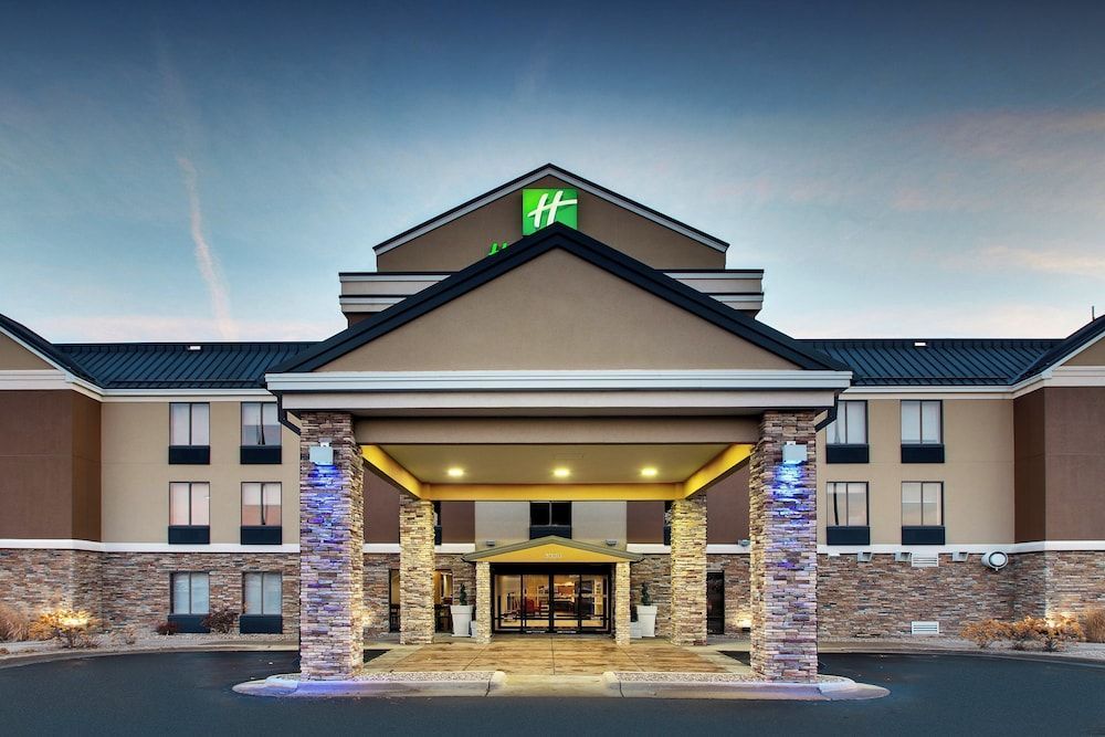 Holiday Inn Express & Suites CEDAR RAPIDS-I-380 @ 33RD AVE by IHG 1