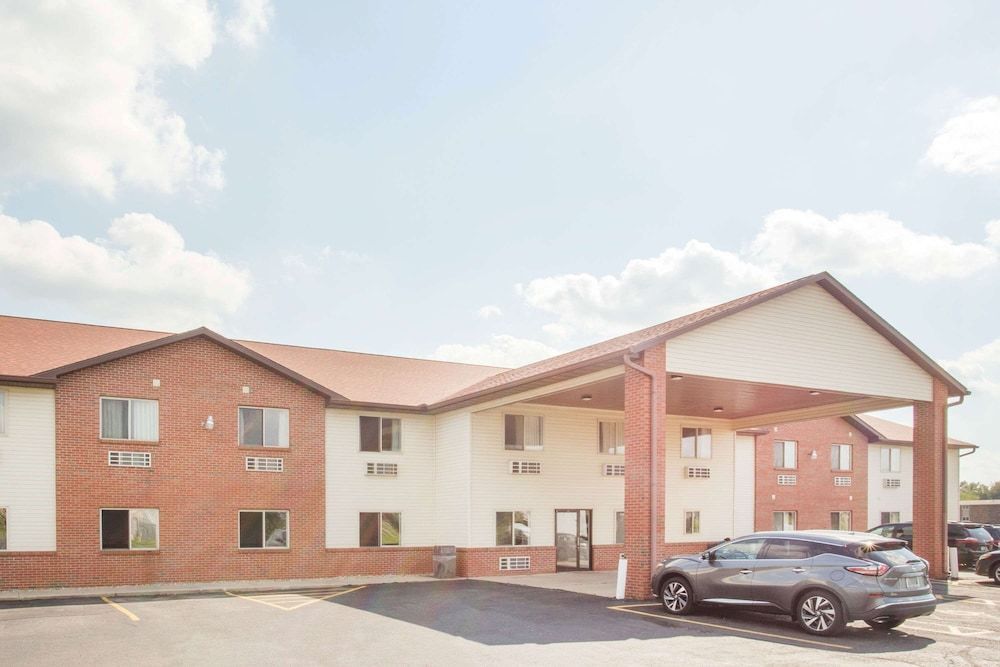 Super 8 by Wyndham Monmouth IL 1