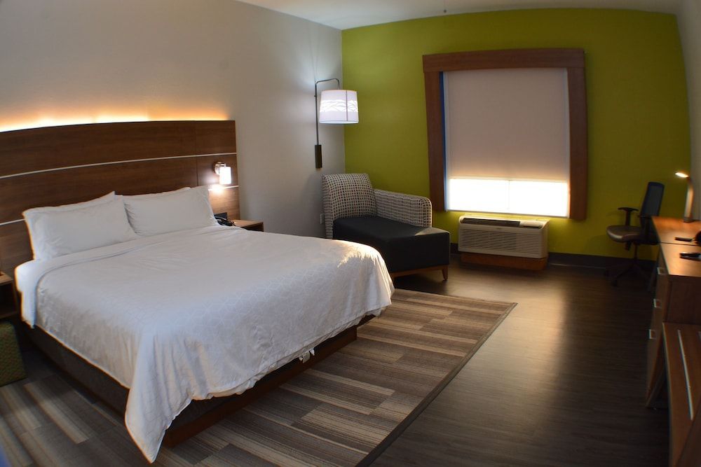 Holiday Inn Express & Suites SEGUIN by IHG 1