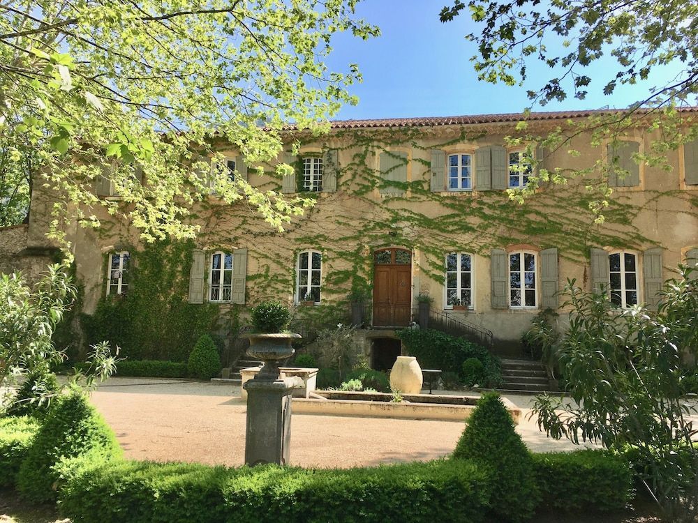 B&B Maison d'Hôtes - Château de Jouques 1