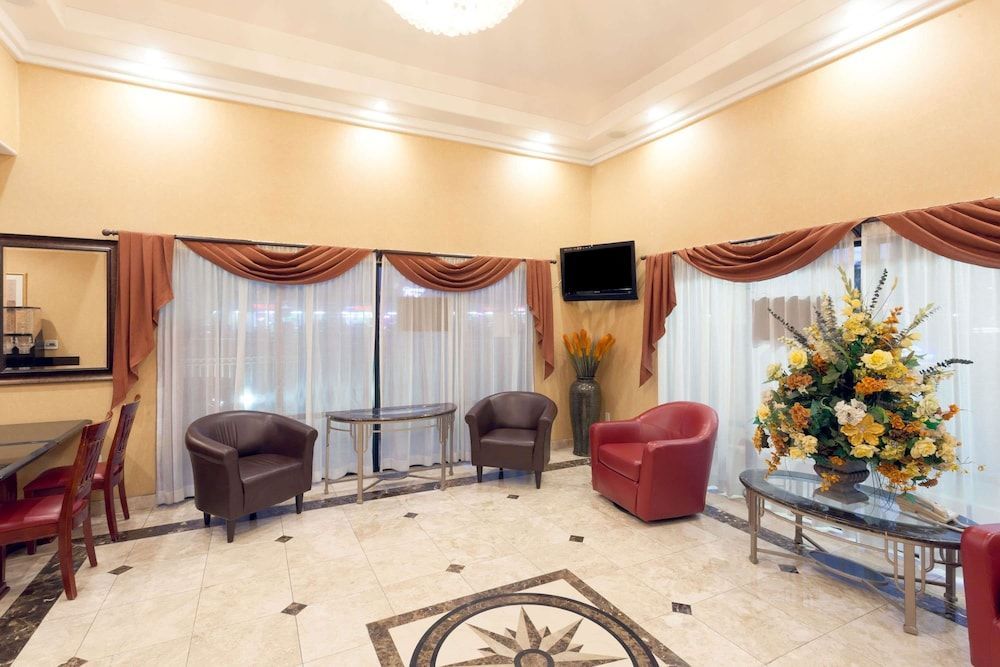 Howard Johnson Hotel & Suites by Wyndham Pico Rivera 2