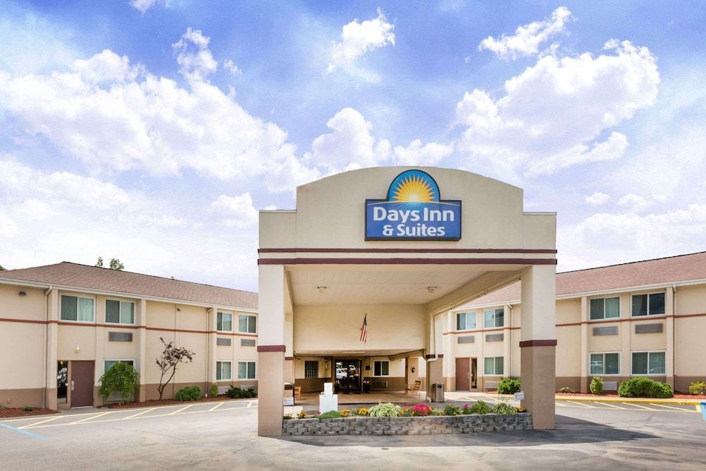 Days Inn & Suites by Wyndham Bridgeport - Clarksburg 1