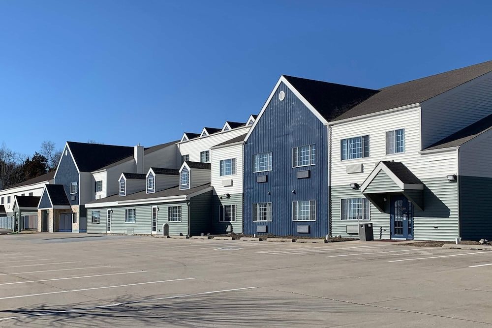 Days Inn & Suites by Wyndham Williamsburg IA North 1