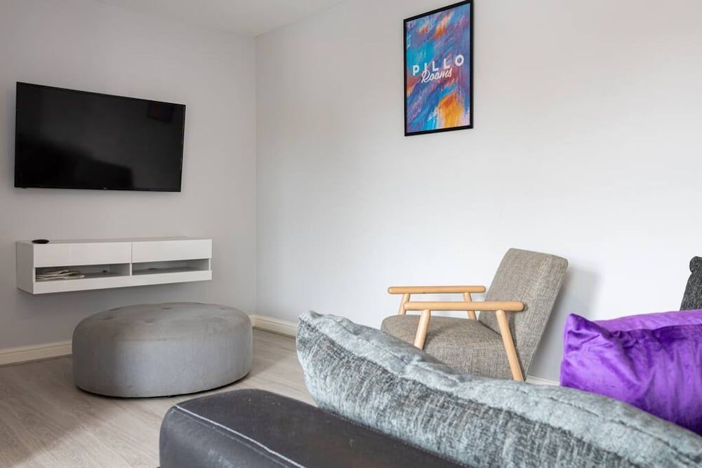 Lovely One-bedroom Serviced Apartment in Eccles 2