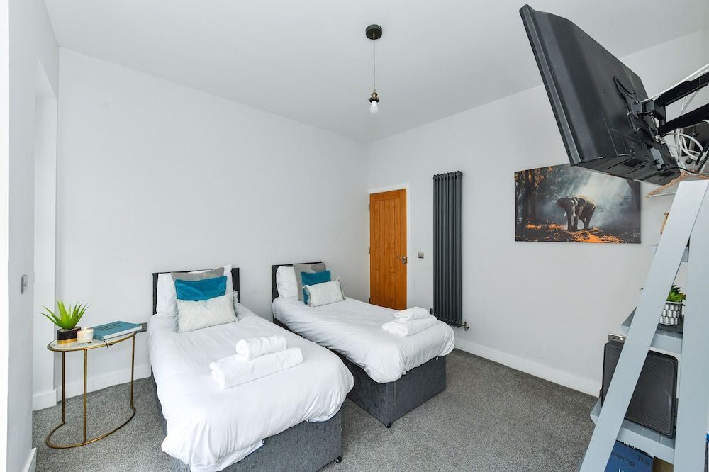 Long Eaton Modern 4bed House 2