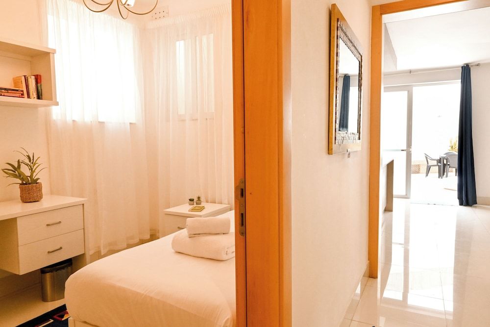 Modern & Terrace by the Beach, 3brd in Qawra 1