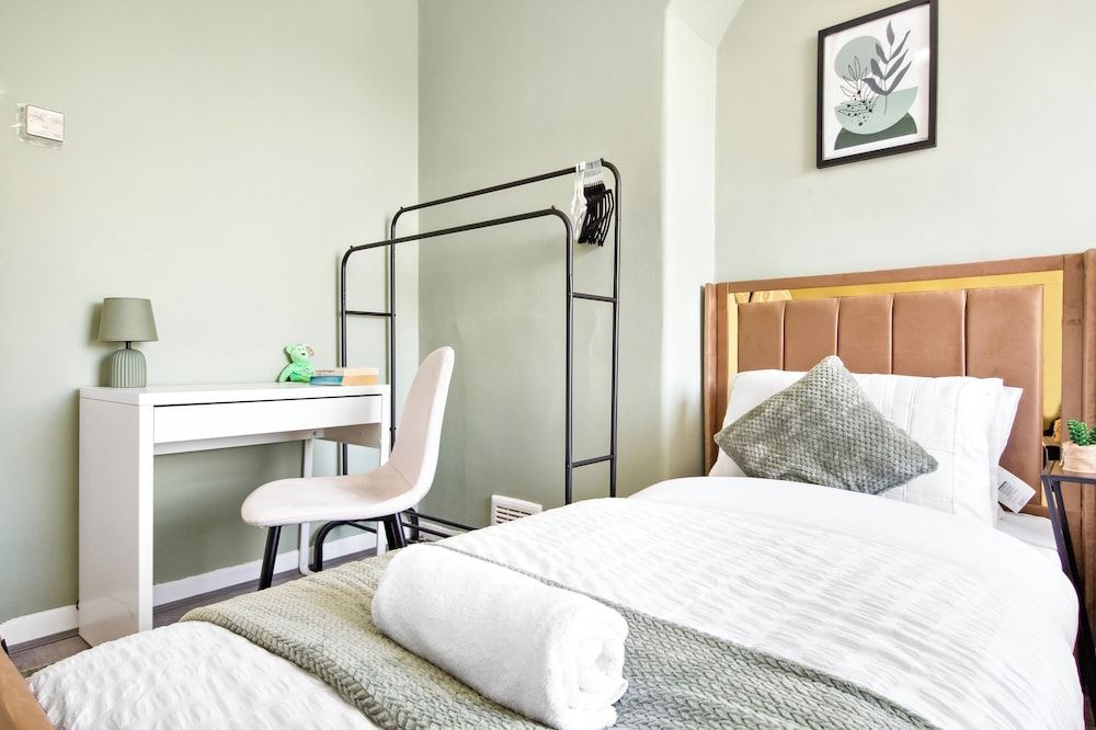 Modern 2-Bed Apartment Sleeps 7 1