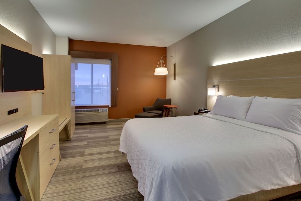 Holiday Inn Express & Suites CEDAR RAPIDS-I-380 @ 33RD AVE by IHG 2