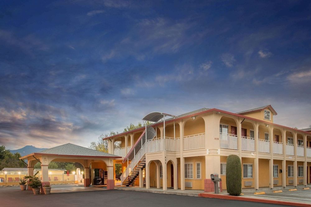 Upper Lake Inn & Suites 1