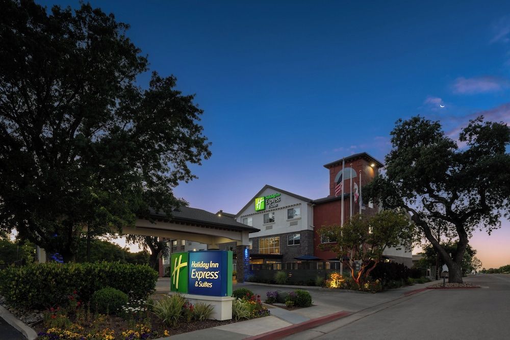 Holiday Inn Express & Suites PASO ROBLES by IHG 1