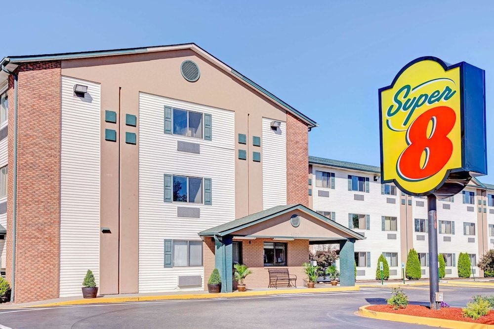 Super 8 by Wyndham Louisville Airport 1
